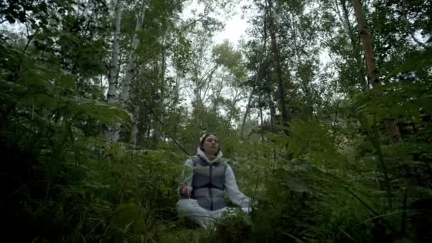 Lány Meditál Erdőben Páfránnyal Körül — Stock videók