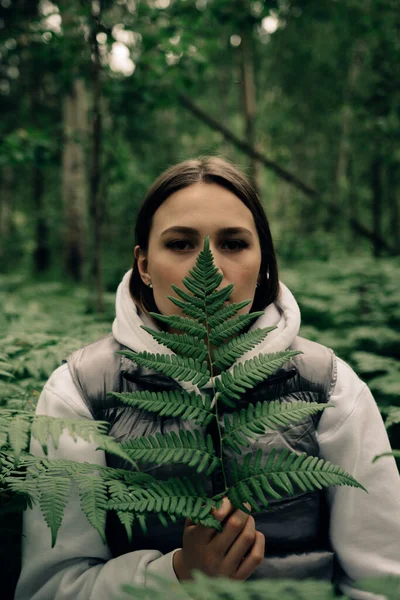 Κορίτσι Φύλλο Φτέρης Σιβηρικό Δάσος Εικόνα Αρχείου