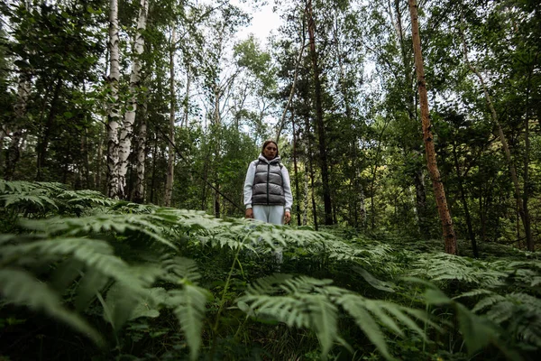 Lány Áll Szibériai Erdőben Páfránnyal Körül Stock Kép