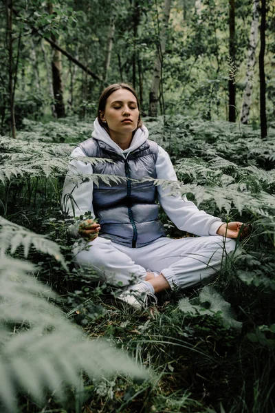 Девушка Медитирует Сибирском Лесу Стоковая Картинка