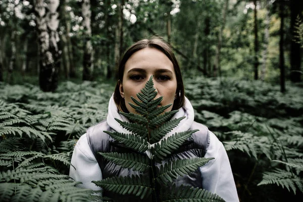 Девочка Листьями Сибирском Лесу Лицензионные Стоковые Изображения