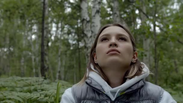 森の中で深呼吸してる女の子 — ストック動画