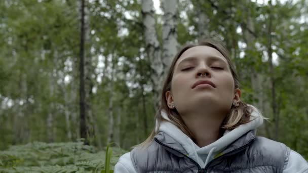 Κορίτσι Παίρνει Μια Βαθιά Ανάσα Στο Δάσος — Αρχείο Βίντεο