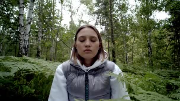 Menina Tomando Fôlego Profundo Floresta — Vídeo de Stock