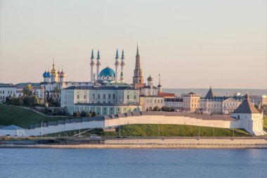 Kazan, Tataristan Cumhuriyeti, Rusya. Kazan Kremlin ile görünümünü: Cumhurbaşkanlığı Sarayı, Soyembika Kulesi, duyuru Katedrali, Kazanka nehir Qolsharif Camii.