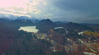 Neuschwanstein Şatosu hava görünümünü kış manzara içinde gün batımında. Almanya