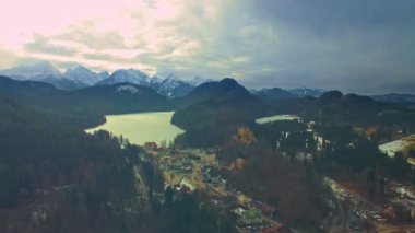 Neuschwanstein Şatosu hava görünümünü kış manzara içinde gün batımında. Almanya