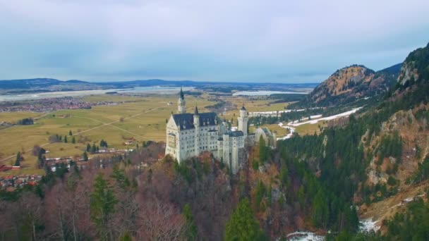 Αεροφωτογραφία του η κάστρο Neuschwanstein με την Ανατολή στο χειμερινό τοπίο. Γερμανία — Αρχείο Βίντεο