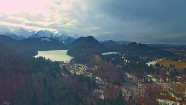 Luftaufnahme von Schloss Neuschwanstein bei Sonnenuntergang in winterlicher Landschaft. Deutschland — Stockvideo