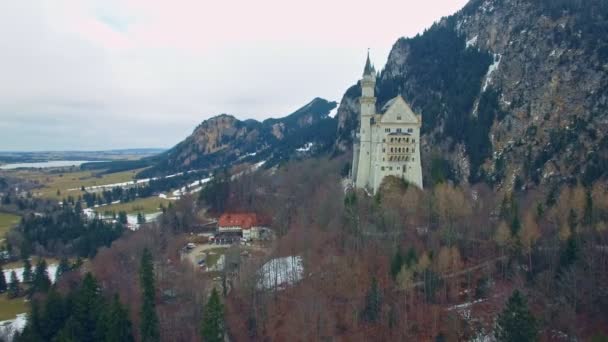 Neuschwanstein Şatosu Fussen, Bavyera, Almanya bir güzel kış günde. 4 k havadan görünümü — Stok video
