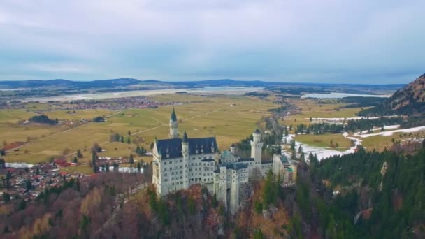 Schloss Neuschwanstein in Füssen, Bayern, Deutschland an einem schönen Wintertag. Luftaufnahme, in 4k