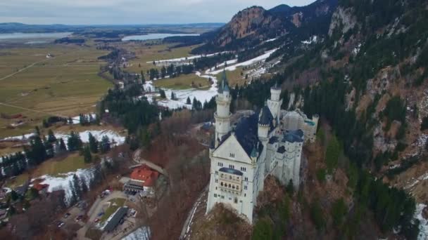 Замок Нойштайнер в немецком городе Фрайбург, Бавария, в прекрасный зимний день. Вид с воздуха, в 4K — стоковое видео