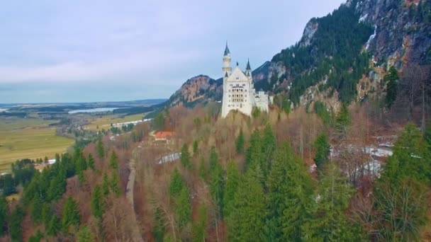 Съемки с воздуха красивого старого замка в баварских Альпах в Германии под названием Нойшванштайн. Это в 4K качестве . — стоковое видео