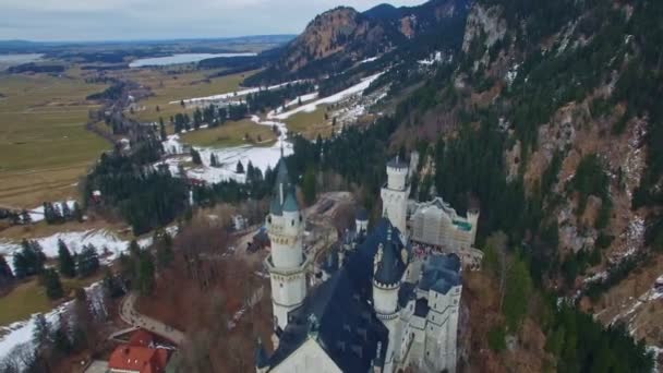 Luchtfoto beelden van een mooie, oude kasteel in de Beierse Alpen in Duitsland genaamd Neuschwanstein. Dit is in 4 k-kwaliteit. — Stockvideo