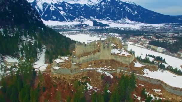 Antiguo castillo histórico en la cima de la montaña. Aero disparando a 4k. Alemania — Vídeos de Stock