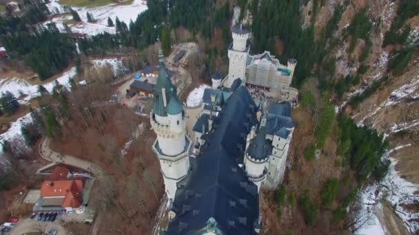 Kasteel Neuschwanstein in Fussen, Beieren, Duitsland in een mooie winterdag. Luchtfoto beeldmateriaal in 4 k-kwaliteit. — Stockvideo