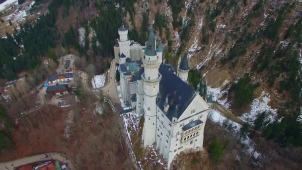 Schloss Neuschwanstein in Füssen, Bayern, Deutschland an einem schönen Wintertag. Luftaufnahmen in 4k-Qualität.