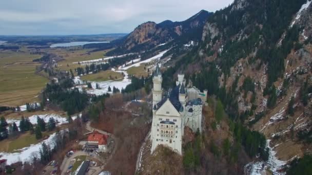 Kasteel Neuschwanstein in Fussen, Beieren, Duitsland in een mooie winterdag. Luchtfoto beeldmateriaal in 4 k-kwaliteit. — Stockvideo