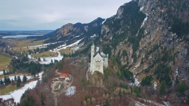 美しい冬の日フュッセン, ババリア, ドイツのノイシュヴァンシュタイン城。空中映像を 4 k 品質で. — ストック動画