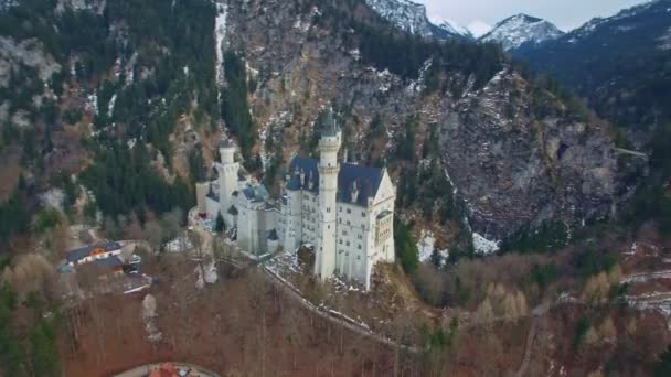 Imágenes aéreas famoso castillo de Neuschwanstein hito atracción turística bosque de montaña, amplia vista Alemania — Vídeos de Stock