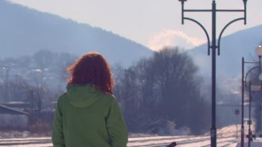 Güzel kadın kış dağlar güzelliğe görünüyor. 4 k video kareleri.