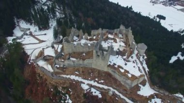 Dağın tepesinde tarihi eski kale. Aero 4 k çekim. Almanya