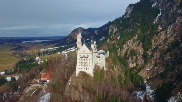 Luftaufnahmen berühmtes Schloss Neuschwanstein Wahrzeichen Touristenattraktion Bergwald, weite Sicht Deutschland