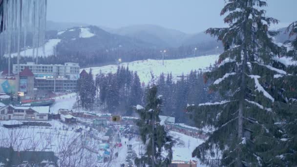 Časová prodleva sedačkových lanovek v lyžařském středisku. Západ slunce v horách. — Stock video