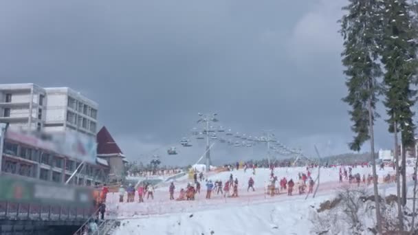 Winter ski resort time-lapse. Kabelbaan in Bergen — Stockvideo