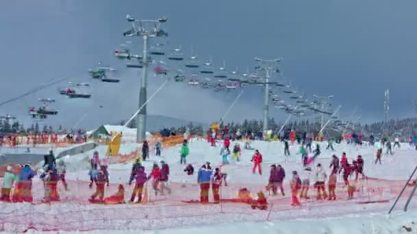 Estación de esquí de invierno time lapse. Teleférico en las montañas — Vídeo de stock