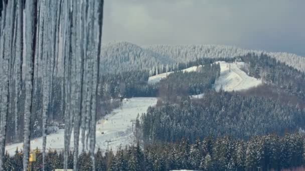 Waktu resor ski musim dingin habis. Cableway di pegunungan — Stok Video