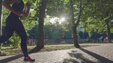 Sporcumuz yayınlamaya başlamak. Göl kenarında çalışan aktif genç kadın. Fiziksel aktivite kadar kalori yakmak için yardımcı olur