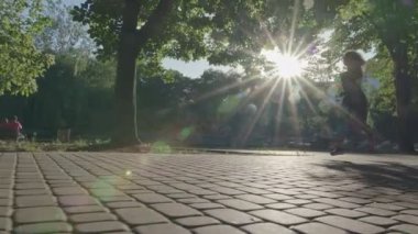 Sporcumuz yayınlamaya başlamak. Göl kenarında çalışan aktif genç kadın. Fiziksel aktivite kadar kalori yakmak için yardımcı olur