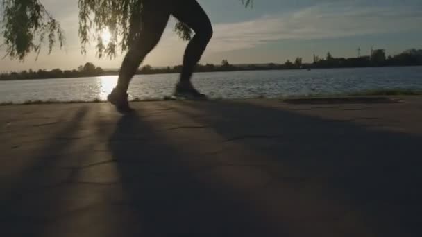 Donna che corre sul lago al tramonto . — Video Stock