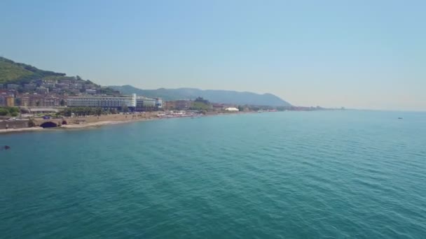 Το βλέμμα στην παραλία από το drone της κάμερας. — Αρχείο Βίντεο