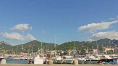 Deniz kenarında yatlar için yatak.