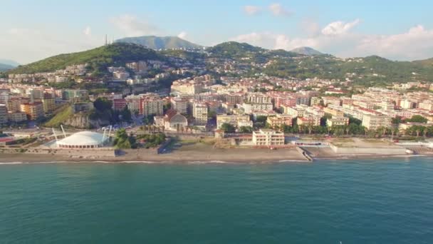 De luchtfoto video opnames van de stad en de zee. — Stockvideo