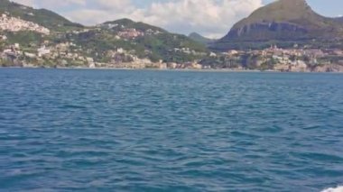 Yaz aylarında dağların rüya gibi bir manzara.