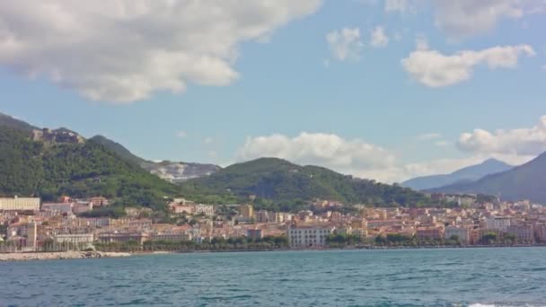 La maravillosa escena de la costa y las montañas en el fondo . — Vídeo de stock