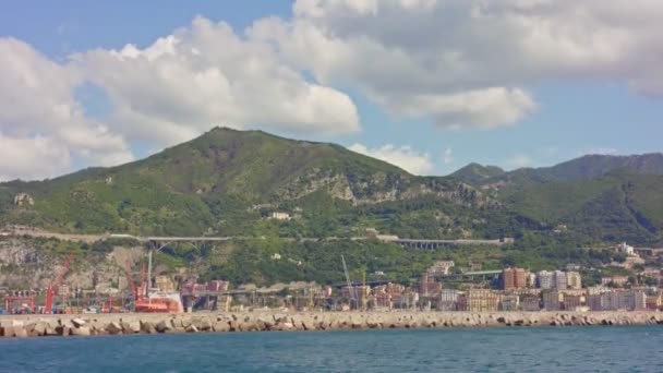 Una maravillosa vista de la costa en las montañas . — Vídeos de Stock