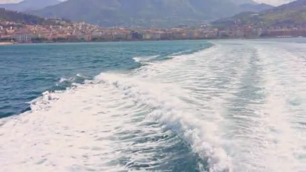 Yatçılık cruise. Büyük dalgalar. — Stok video
