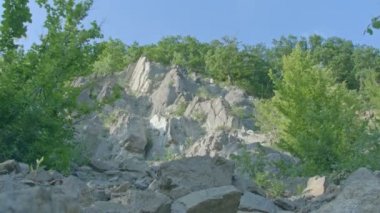 Dağlarda bisikletçi aşağılardan video shootage.
