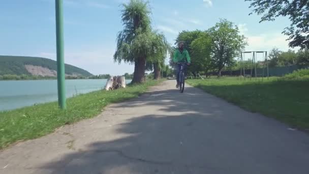 O seguinte tiro do rapaz com a bicicleta . — Vídeo de Stock