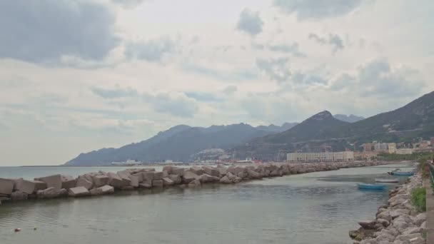 Een prachtig uitzicht op de pier. Kanovaren. — Stockvideo