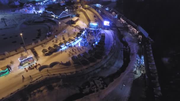Le panorama de la station de ski la nuit . — Video
