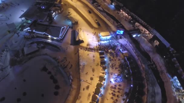 Le tournage vidéo du panorama nocturne de la célèbre station de ski en Ukraine depuis le drone . — Video