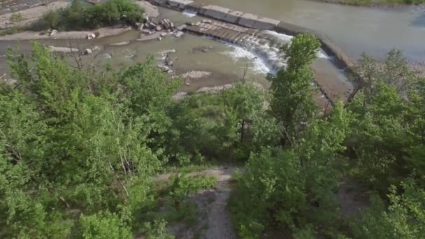 Une vue magnifique sur la rivière et la digue .