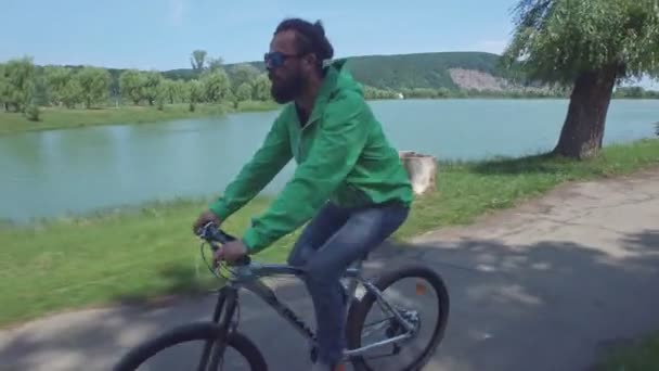 Um menino esportivo com sua bicicleta de montanha . — Vídeo de Stock