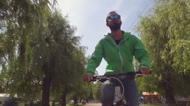Відеозйомка безпілотника спортивного молодого чоловіка, який їде на велосипеді . — стокове відео
