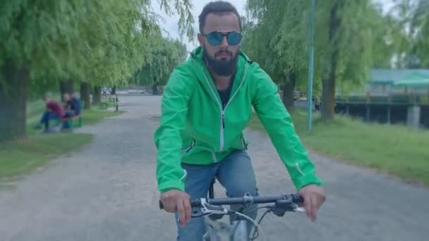 Het video ontspruiten van de man op zijn fiets. 4k. — Stockvideo